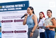 Mandataria Indira Vizcaíno entregó en Tecomán dos nuevas canchas de futbol 5 y 7