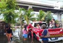 Deja Rachel lluvias y oleaje elevado en Manzanillo; nivel de laguna inunda colonias como Alameda y Punta Chica