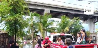 Deja Rachel lluvias y oleaje elevado en Manzanillo; nivel de laguna inunda colonias como Alameda y Punta Chica