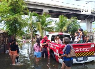 Deja Rachel lluvias y oleaje elevado en Manzanillo; nivel de laguna inunda colonias como Alameda y Punta Chica
