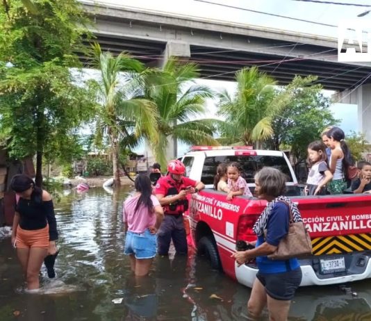 Deja Rachel lluvias y oleaje elevado en Manzanillo; nivel de laguna inunda colonias como Alameda y Punta Chica