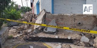 Colapsa marquesina de locales comerciales en el centro de Colima; no hay personas lesionadas