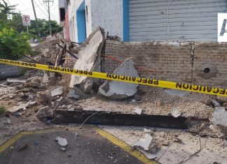 Colapsa marquesina de locales comerciales en el centro de Colima; no hay personas lesionadas