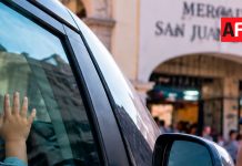 Encuentran a niño de 4 años encerrado en un automóvil cerca del Mercado San Juan de Dios