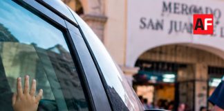 Encuentran a niño de 4 años encerrado en un automóvil cerca del Mercado San Juan de Dios