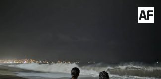 Continúa búsqueda de mujer desaparecida tras ingresar al mar en Puerto Vallarta