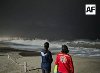 Continúa búsqueda de mujer desaparecida tras ingresar al mar en Puerto Vallarta