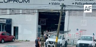 Poste queda suspendido tras ser trozado en el bulevar Rodolfo Chávez Carrillo de Colima