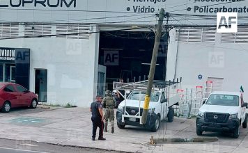 Poste queda suspendido tras ser trozado en el bulevar Rodolfo Chávez Carrillo de Colima
