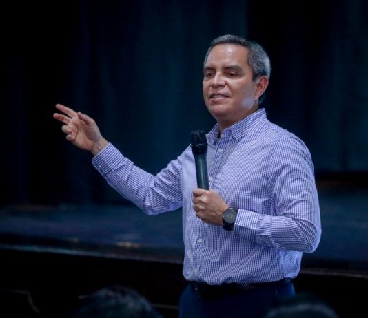 Liderar con el ejemplo: rector de la UdeC comparte diez claves para ejercer un buen liderazgo