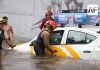Rescatan a hombre atrapado en un taxi tras inundación en Guadalajara