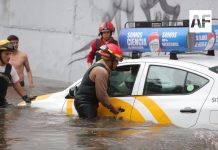 Rescatan a hombre atrapado en un taxi tras inundación en Guadalajara