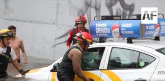 Rescatan a hombre atrapado en un taxi tras inundación en Guadalajara