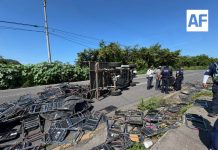 Volcadura de camioneta obstruye el Libramiento Sur de Colima