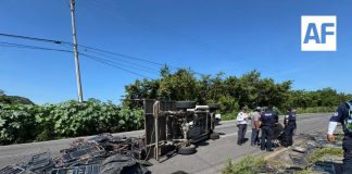 Volcadura de camioneta obstruye el Libramiento Sur de Colima