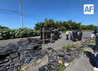 Volcadura de camioneta obstruye el Libramiento Sur de Colima