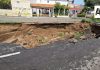 Mega socavón genera riesgo vial en Guadalajara; Bomberos acordonan la zona