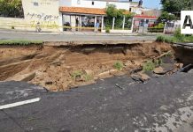 Mega socavón genera riesgo vial en Guadalajara; Bomberos acordonan la zona