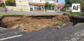 Mega socavón genera riesgo vial en Guadalajara; Bomberos acordonan la zona