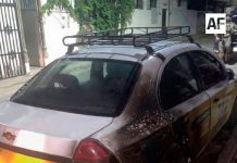 Se incendia taxi en Santiago; presuntamente le lanzaron un artefacto explosivo