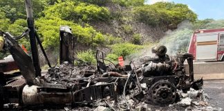 Incendio consume tractocamión en Libramiento de Manzanillo; hay afectación vial