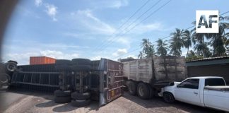 Vuelca tráiler en la carretera Manzanillo-Tecomán; reportan obstrucción parcial