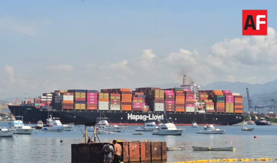 Buque-con-contenedores-Puerto-de-Manzanillo1