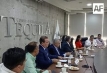 CRT firma convenios para facilitar financiamiento a productores de tequila