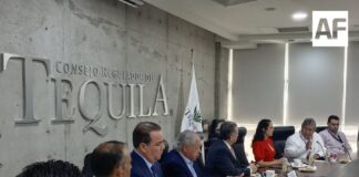 CRT firma convenios para facilitar financiamiento a productores de tequila