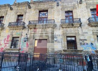 Gobierno de Jalisco reporta 10 detenidos, 15 policías lesionados y daños tras marcha en Guadalajara