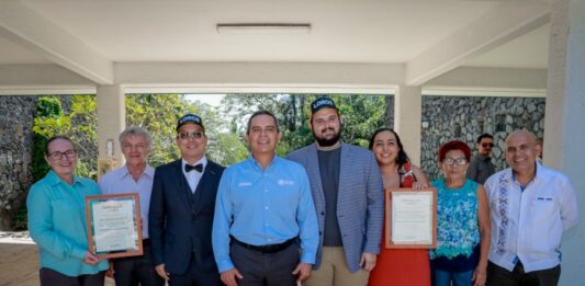Entrega UdeC reconocimiento nacional a egresada y egresados por la aplicación de sus conocimientos
