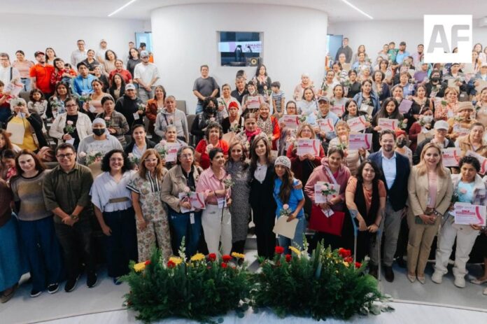 Entregan-apoyos-económicos-a-81-mujeres-con-cáncer-en-Guadalajara1