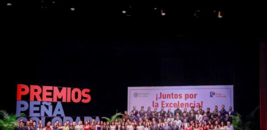 Reciben 92 egresadas y egresados de la UdeC el Premio Peña Colorada 2026