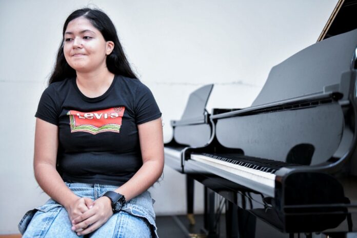 Gana alumna de la UdeC el VIII Concurso Musical RCO de ANUIES_b