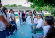 Dialoga rector con estudiantes de Manzanillo sobre permanencia y formación universitaria