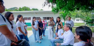 Dialoga rector con estudiantes de Manzanillo sobre permanencia y formación universitaria