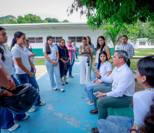 Dialoga rector con estudiantes de Manzanillo sobre permanencia y formación universitaria