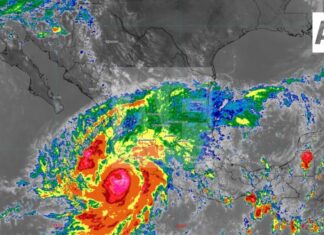 Simón se mantiene categoria 4, está a 165 km de Manzanillo con vientos de 240 km/h