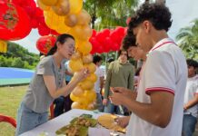 Estudiantes del Bachillerato 25 comparten tradiciones de distintos países en feria escolar
