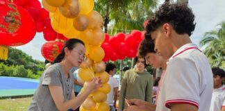 Estudiantes del Bachillerato 25 comparten tradiciones de distintos países en feria escolar
