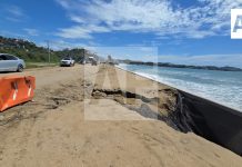 Aparece gran socavón en Miramar-Peñitas; pese a riesgo, vehículos siguen circulando