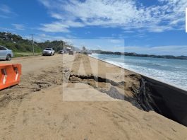 Aparece gran socavón en Miramar-Peñitas; pese a riesgo, vehículos siguen circulando