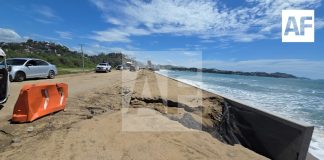 Aparece gran socavón en Miramar-Peñitas; pese a riesgo, vehículos siguen circulando