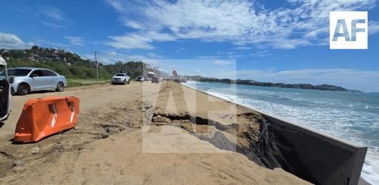 Aparece gran socavón en Miramar-Peñitas; pese a riesgo, vehículos siguen circulando