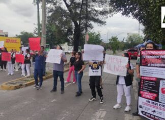 Trabajadores del IMSS se manifestaron en varios hospitales de Jalisco