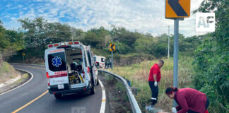 Dos jóvenes lesionados en accidente de motocicleta en carretera Cuauhtémoc-Alcaraces