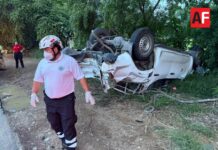 Vuelcan dos vehículos en la carretera Tecomán-Colima; rescatan a conductor