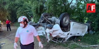 Vuelcan dos vehículos en la carretera Tecomán-Colima; rescatan a conductor