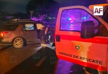 Camioneta choca contra muro en Colima; conductor queda atrapado y resulta lesionado