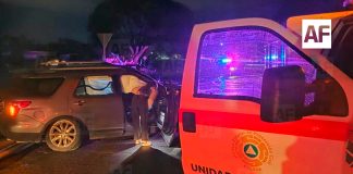 Camioneta choca contra muro en Colima; conductor queda atrapado y resulta lesionado